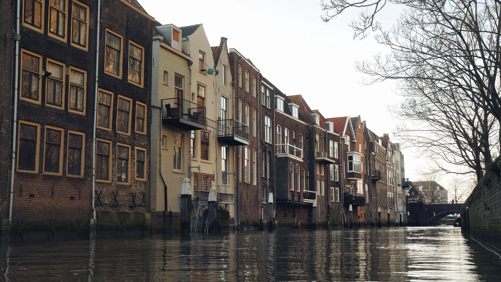 Historische grachtenpanden in Dordrecht die weerspiegelen in het kalme water