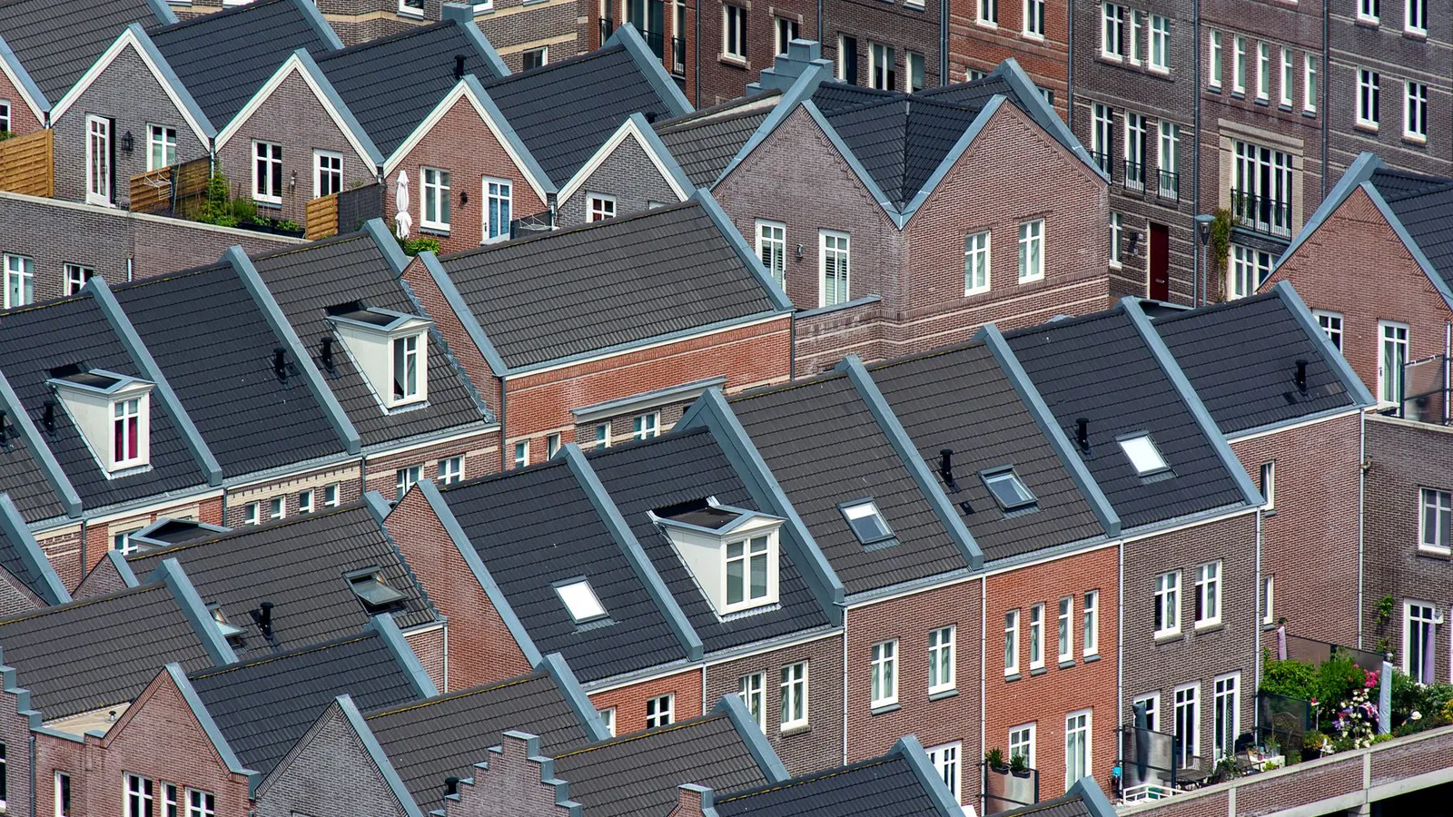 Luchtfoto van traditionele Nederlandse stadswoningen in Den Haag