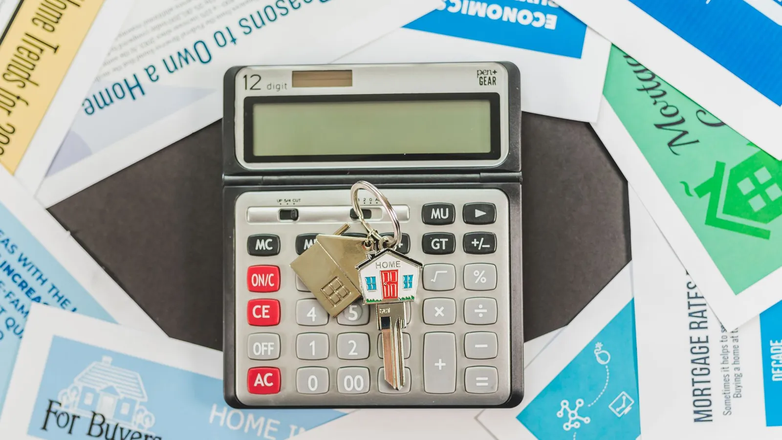 Rekenmachine op documenten over de financiering van een woning