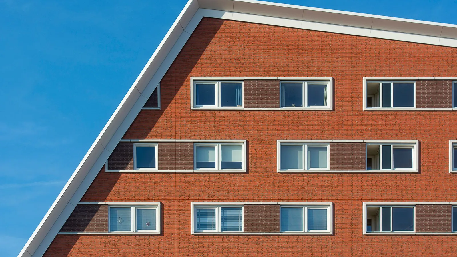 Modern appartementengebouw van rode baksteen in Den Haag